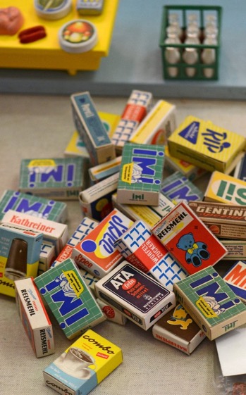 Épicerie miniature: les produits du panier.