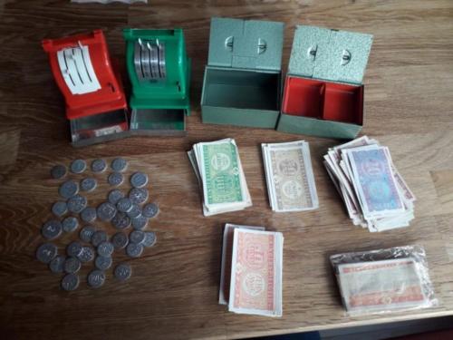 Épicerie miniature: la caisse et les (faux) billets.