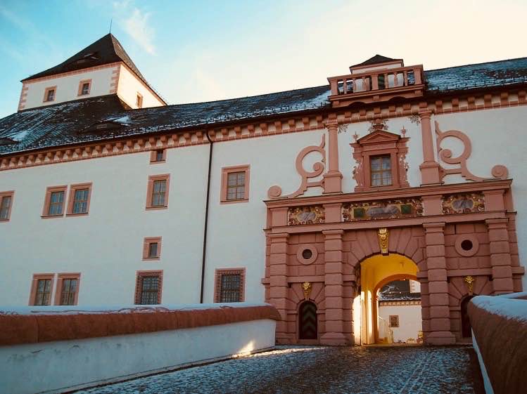 Retour vers l'enfance: entrée principale du château de chasse d'Augustusburg, Saxe.