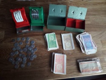 Épicerie miniature: la caisse et les (faux) billets.